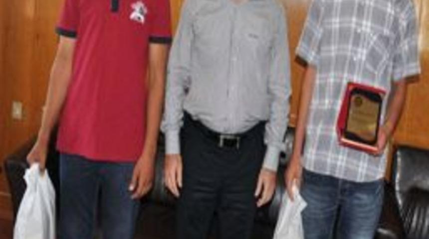 Kaymamak G&uuml;ldibi, Duyarlı Gen&ccedil;leri &Ouml;d&uuml;llendirdi