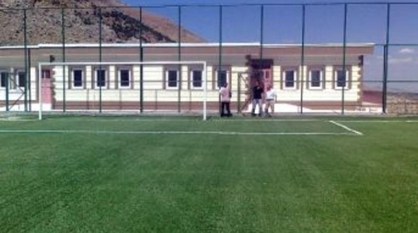 Tut İlçesine Modern Futbol Sahası