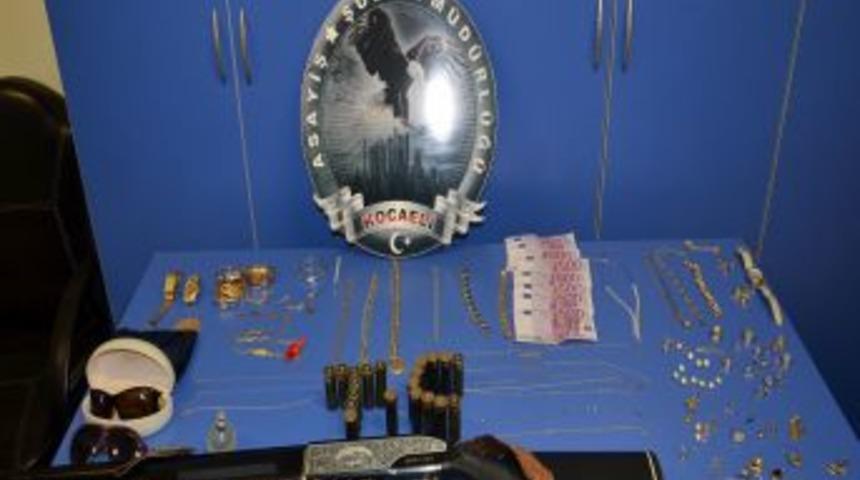 Kovalamaca Sonucu Durdurulan Ara&ccedil;ta 100 Bin Liralık Ziynet Eşyası &Ccedil;ıktı