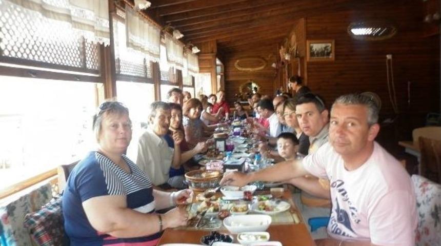 Kızılay Urla Şubesi Babalar G&uuml;n&uuml;'n&uuml; Kutladı