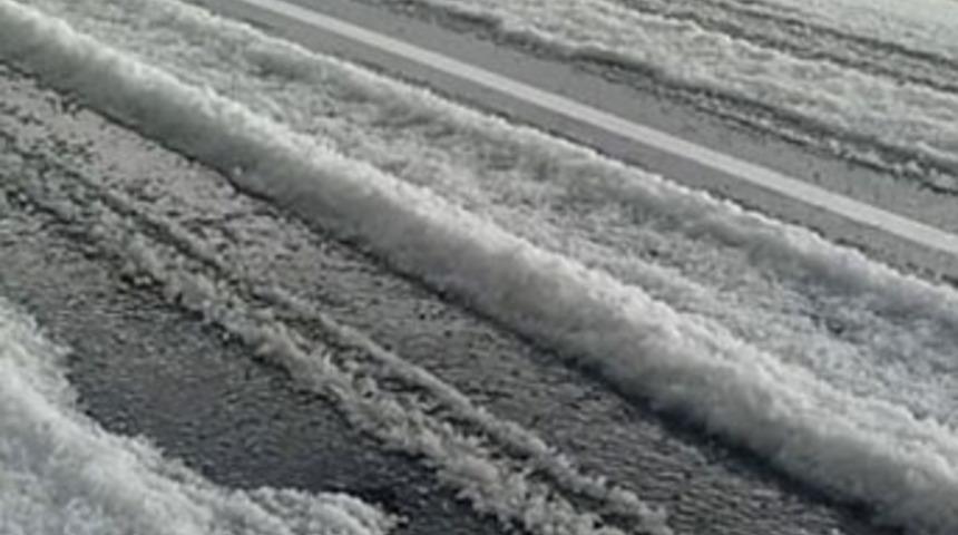 Yaz ortasında dolu yağdı