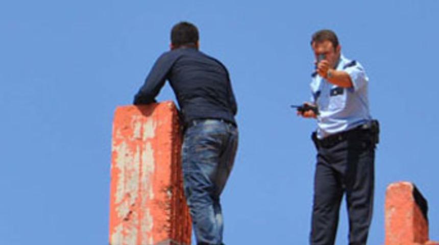 Kızını g&ouml;rd&uuml;, &ccedil;atıdan indi