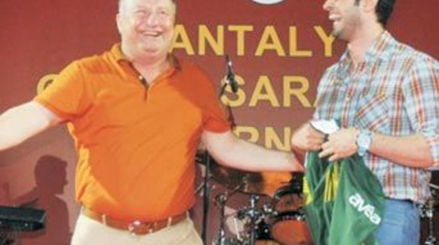 Fenerli babadan oğluna 15 bin TL&rsquo;ye Galatasaray forması