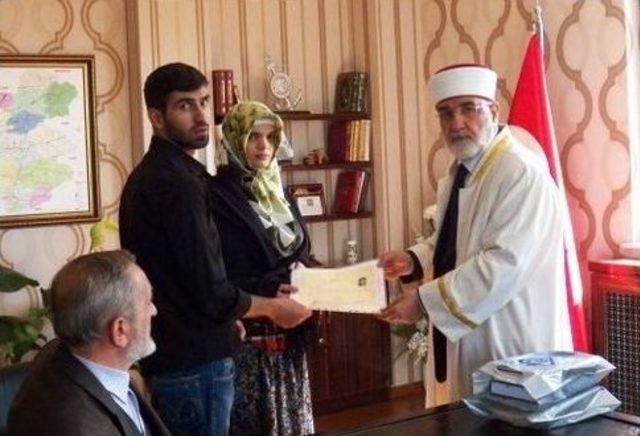 Gürcistan Uyruklu Tinati Amarova, İslam Dinini Seçti 1