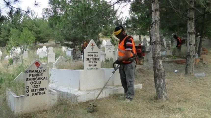 Sungurlu&rsquo;da Mezarlıklar Bakıma Alındı