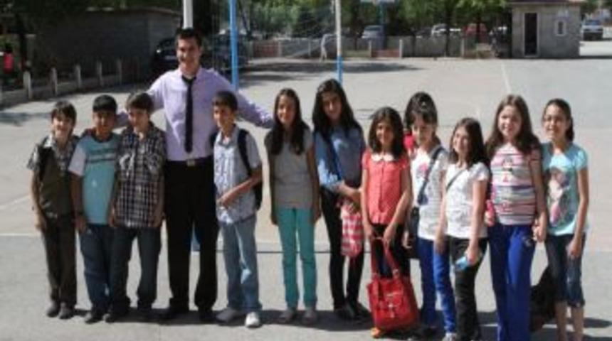 Amerikalı &Ouml;ğretmenler Gen&ccedil;lere İngilizce &Ouml;ğretiyor