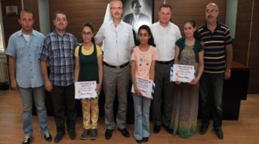 Başarılı &Ouml;ğrencilere Belgeleri Verildi