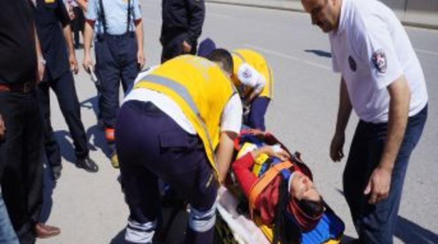 Kadın Iş&ccedil;ileri Taşıyan Minib&uuml;s Takla Attı: 20 Yaralı