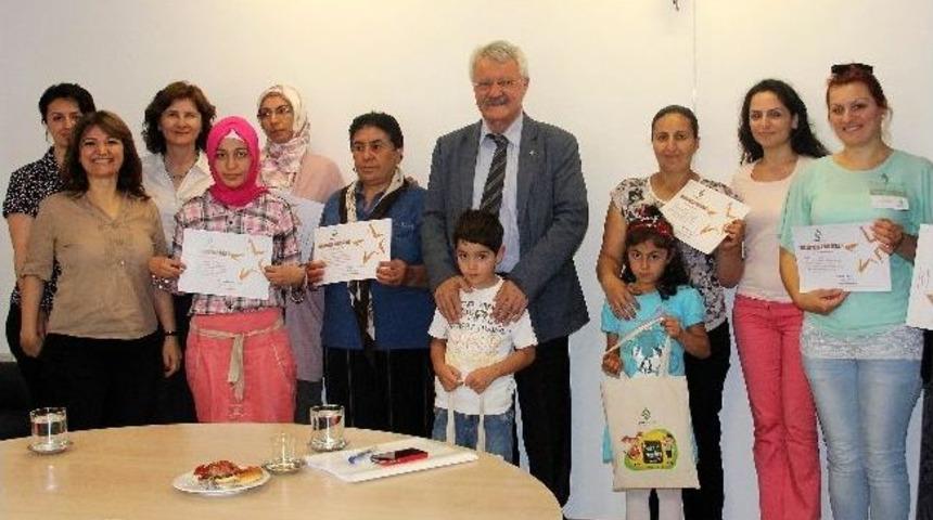 İlk &lsquo;&ouml;nder Kadın Sağlık&ccedil;ılar&rsquo; Mezun Oldu