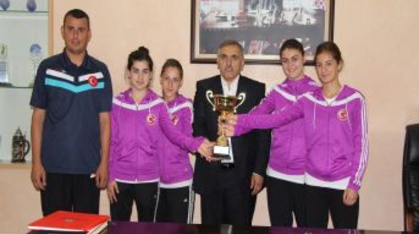 Karete Şampiyonlarına 2 Bin 500'er TL &Ouml;d&uuml;l