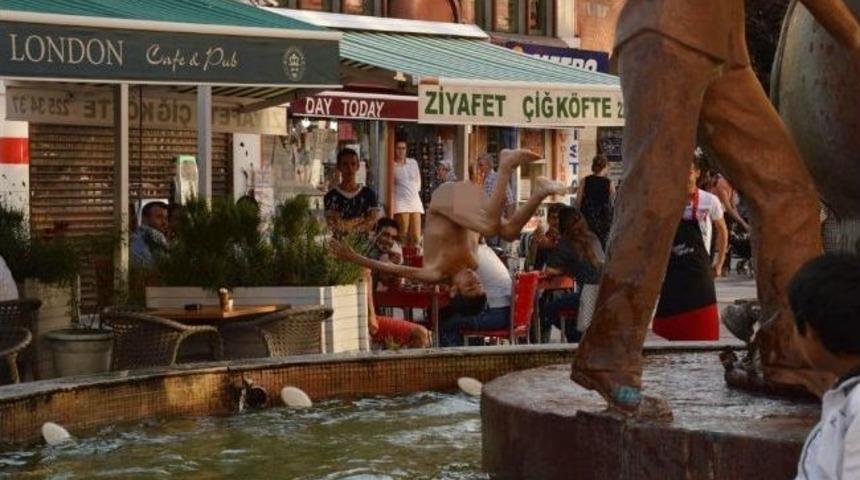 Sıcaklar Bunaltınca S&uuml;s Havuzuna Koştular