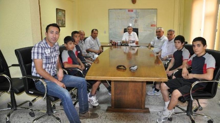 Hadi, Şampiyon G&uuml;reşcileri Kabul Etti
