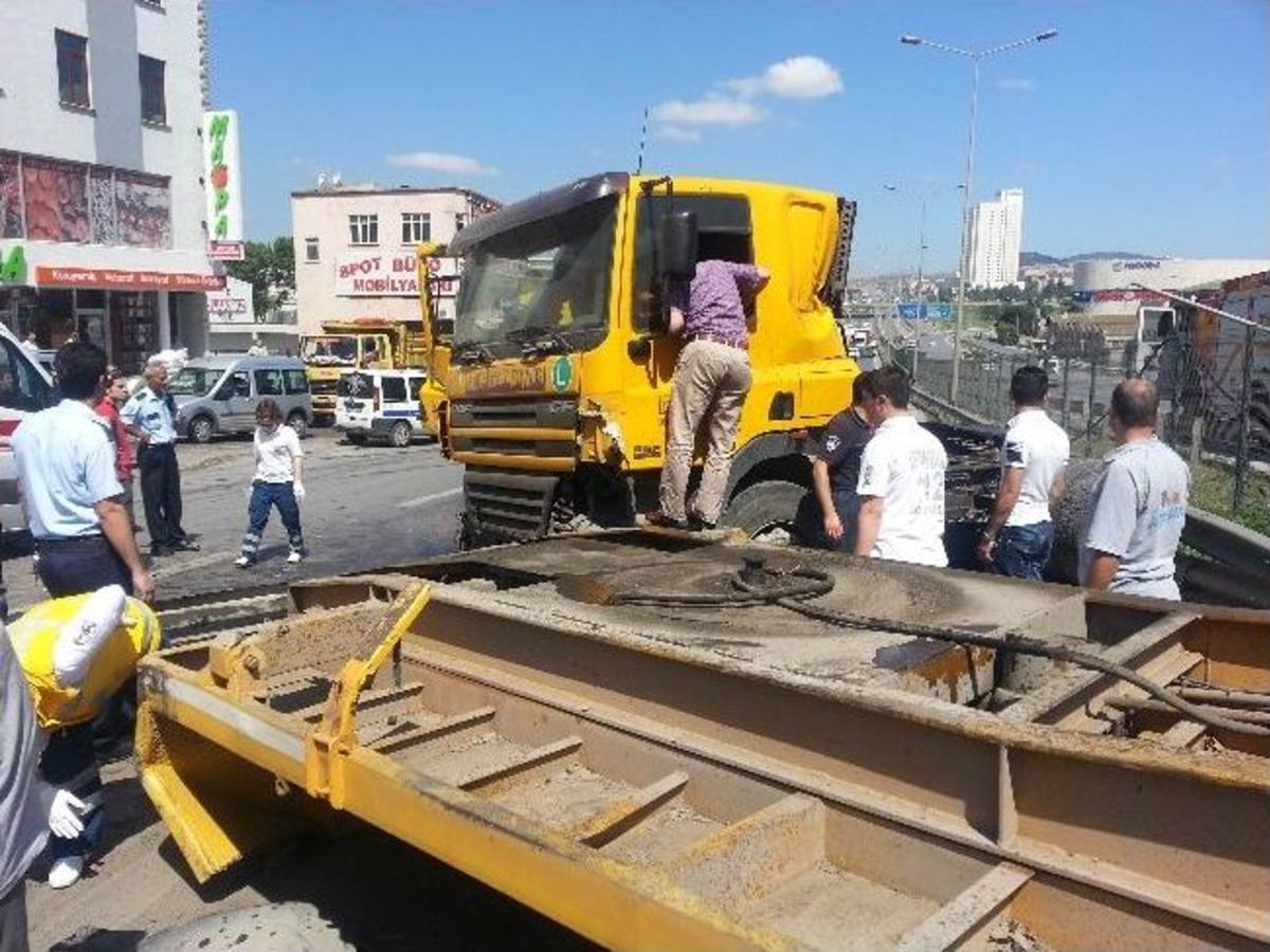 Kontrols&uuml;z Şerit Değiştiren Tır Dehşet Sa&ccedil;tı: 2 Yaralı