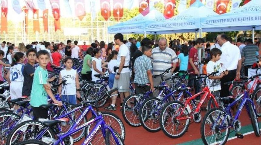 600 Sporcunun Yarıştığı Turnuvaların Muhteşem &Ouml;d&uuml;l T&ouml;reni