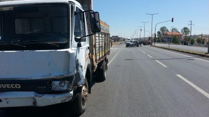 Kula'da Trafik Kazası: 2 Yaralı