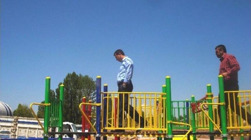 Kaymakam G&ouml;r&uuml;kmez, &Ccedil;ocuk Parkında İncelemelerde Bulundu