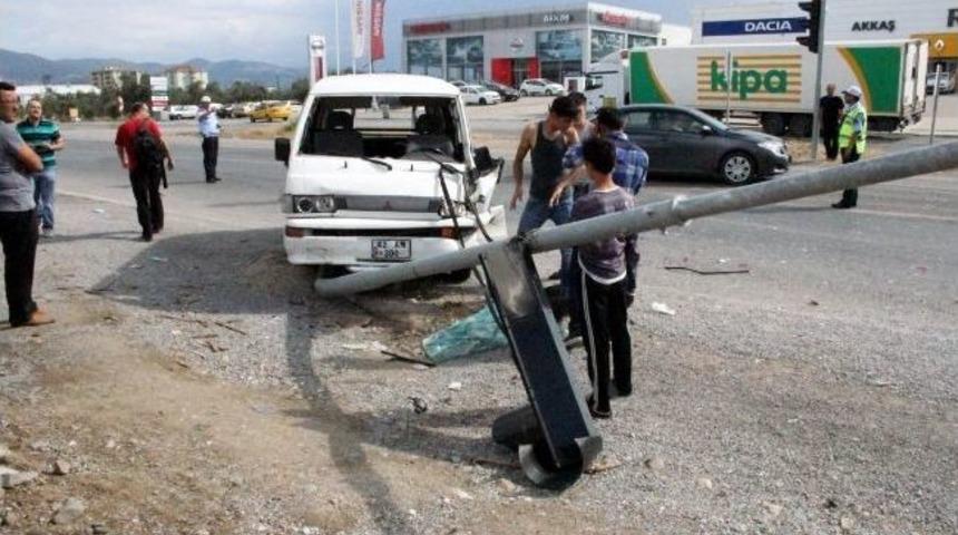 Trafik Kazasında Trafik Işıkları Devrildi
