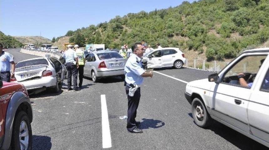 Otomobillerin &Ccedil;arpıştığı Kazada Can Pazarı: 1 &Ouml;l&uuml;, 5 Yaralı