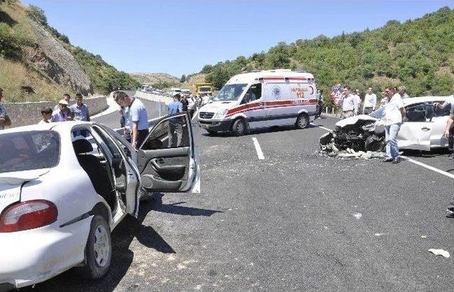Otomobillerin &Ccedil;arpıştığı Kazada Can Pazarı: 1 &Ouml;l&uuml;, 5 Yaralı 2