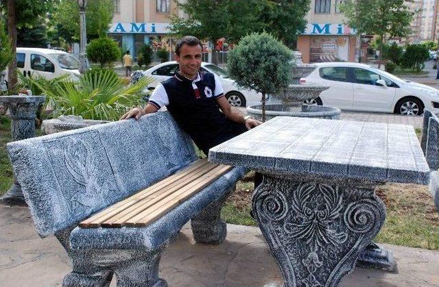 Betona Sanat Veren Adam Kdp Logolu Bank &Uuml;retti 1