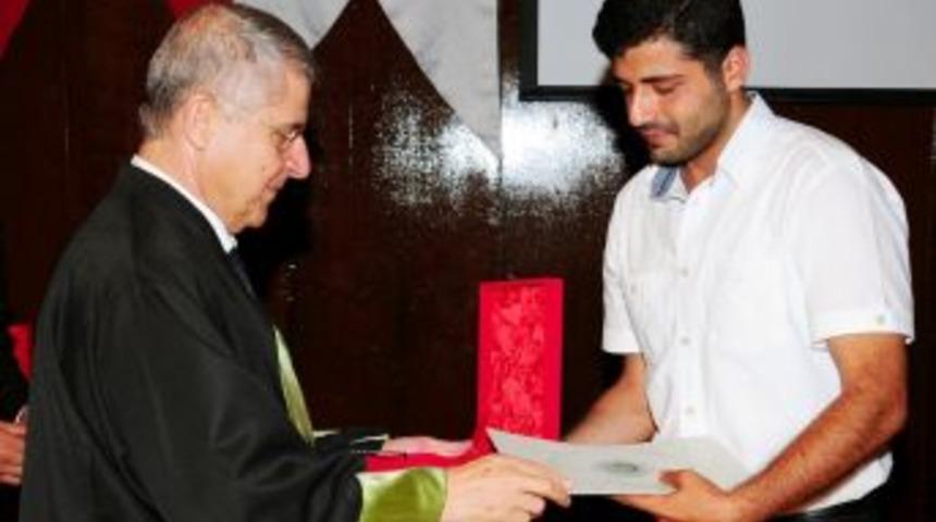 İlahiyat Fak&uuml;ltesi'nde Mezuniyet Coşkusu Yaşandı