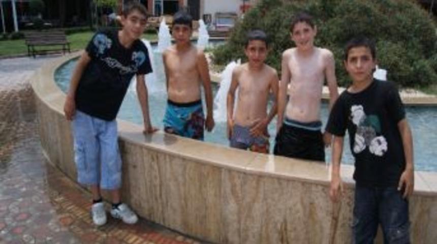 Tatile Gidemeyen &Ccedil;ocuklar S&uuml;s Havuzlarına Akın Ediyor