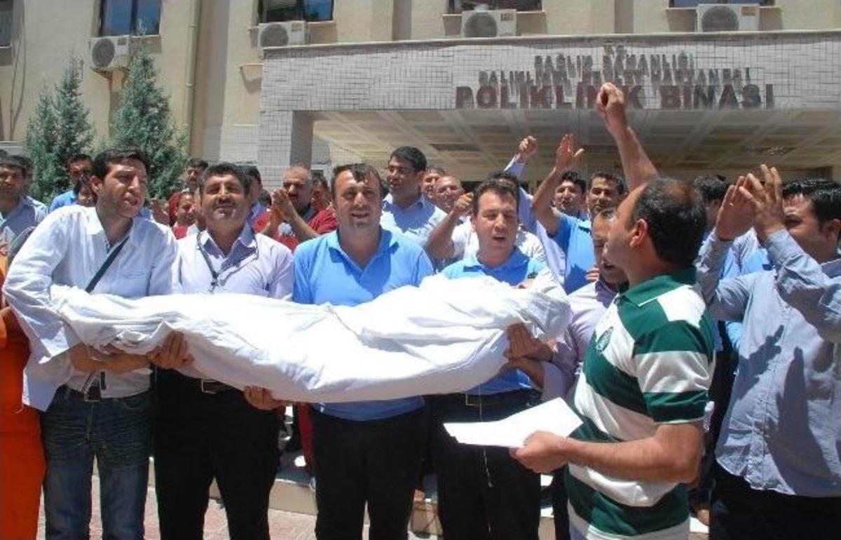 Taşeron İş&ccedil;iler Kefenli Eylem Yaptı