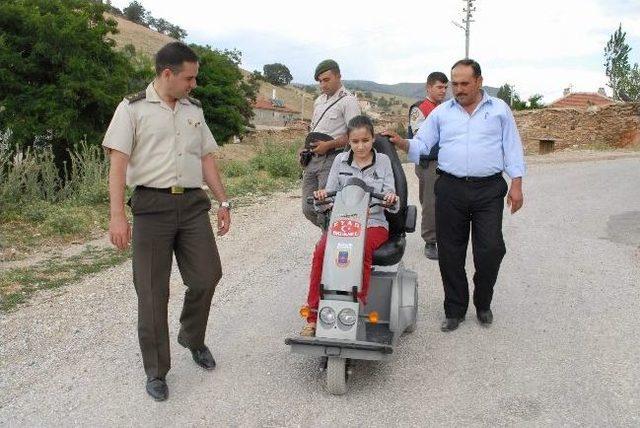 Bolvadin’de Jandarma Komutanından Örnek Davranış