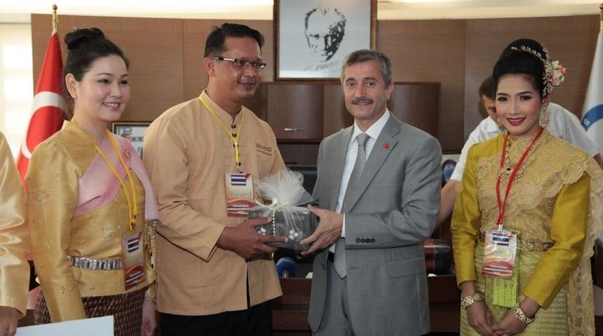 Misafir Folklorculardan Başkan Tahmazoğlu&rsquo;na Ziyaret