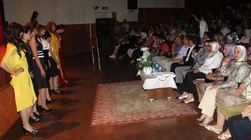 Fırat &Uuml;niversitesi &Ouml;ğrencileri Tasarladığı Kıyafetleri Sergiledi