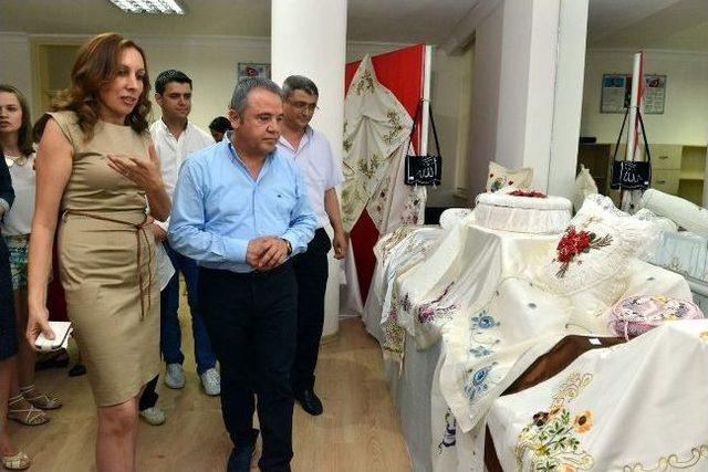 Konyaaltı Sanat Eğitim Merkezi&rsquo;nin Yıl Sonu Sergisi A&ccedil;ıldı 2