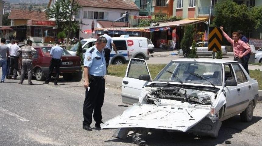 Karab&uuml;k&rsquo;te Trafik Kazası: 3 Yaralı