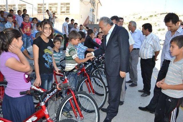 Fakıbaba, Başarılı Öğrencilere Bisiklet Hediye Etti