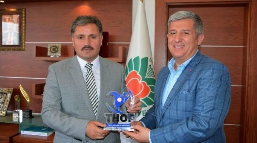 Halk Oyunlarına Destekten Dolayı Plaket Verildi