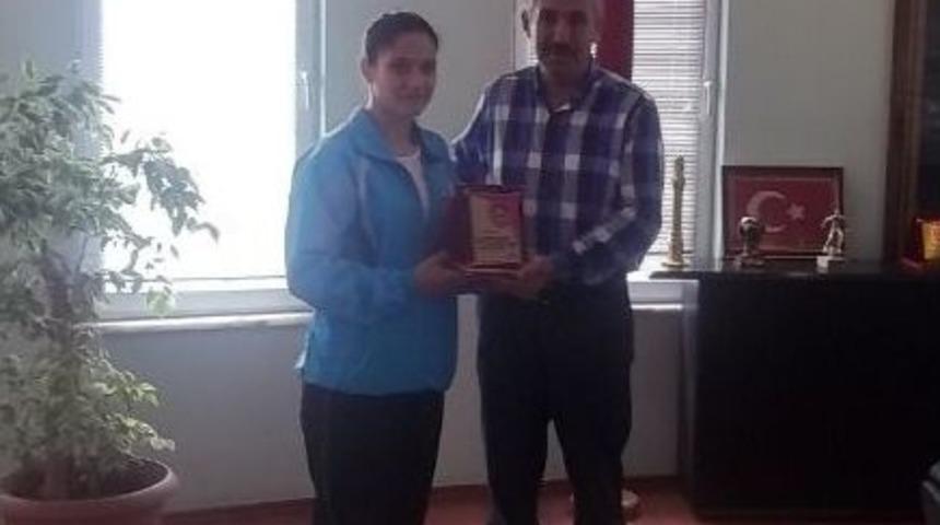 &Ccedil;ukur&ccedil;ayır&rsquo;dan &Ccedil;ıkan D&uuml;nya Şampiyonlarına Plaket Verildi