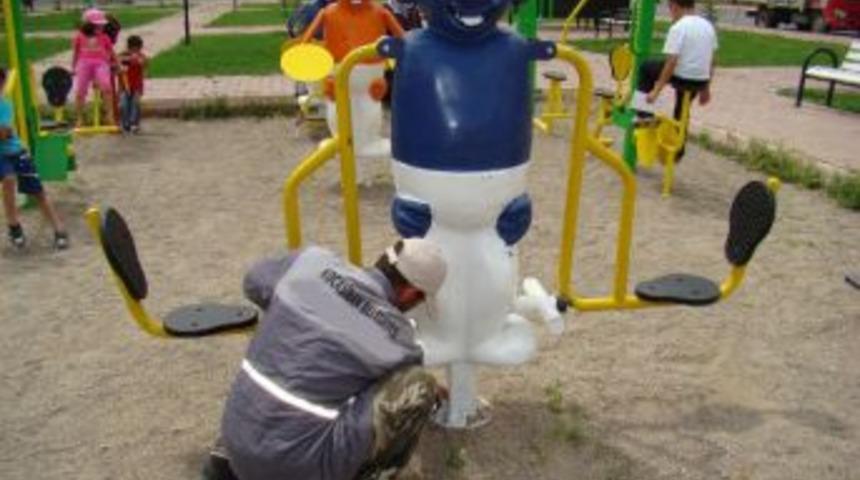 Belediyenin Karne Hediyesi Parklara Oyun Grupları Oldu