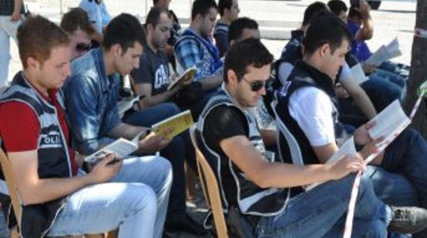 'Gezi' N&ouml;betindeki Polise Kitap Terapisi