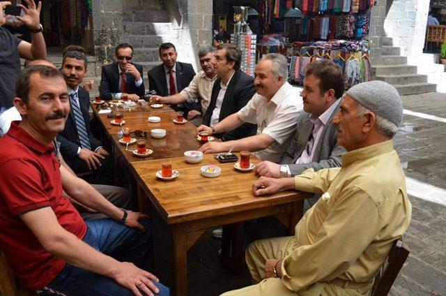Sarıkaya&rsquo;dan STK lar &Ccedil;&ouml;z&uuml;m S&uuml;recine Destek I&ccedil;in Diyarbakır a Gitti 1
