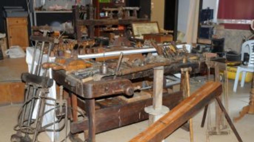 Dedelerinden Kalan Marangoz Malzemelerini M&uuml;zeye Bağışladılar