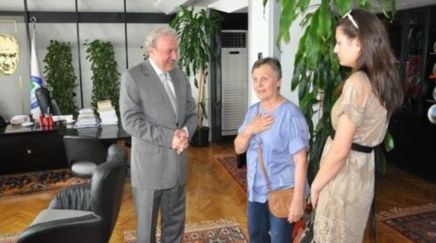 Başkan Okay, &Ouml;ğretmen Akdeniz'e Plaket Verdi