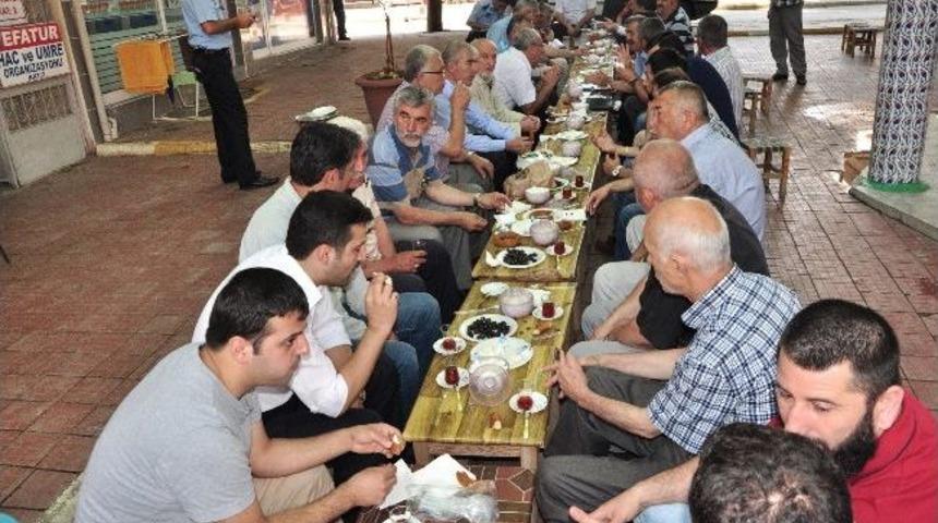 Erbaa&rsquo;da &Ccedil;ınar G&ouml;lgesinde Esnaf Toplantısı