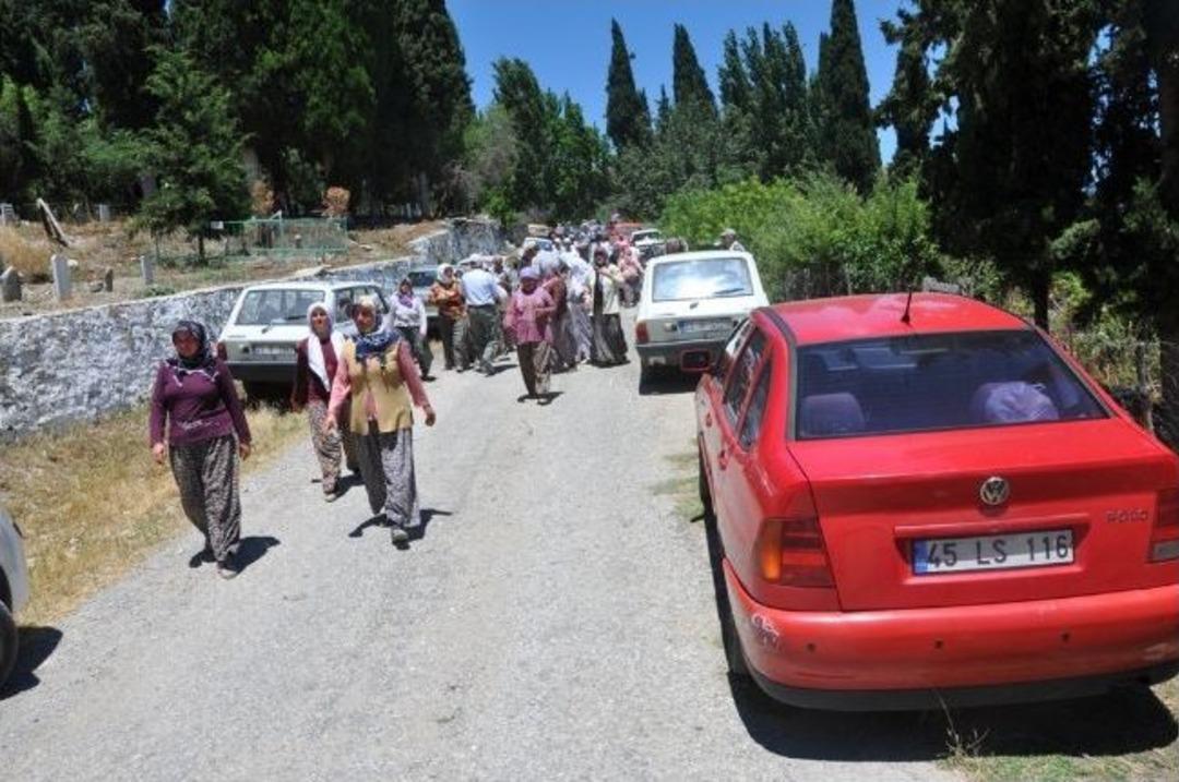 G&ouml;rdes'te Geleneksel Dede Hayrına 5 Bin Kişi Katıldı