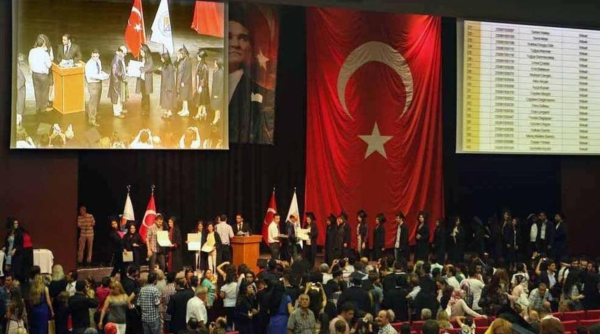 İktisadi Ve İdari Bilimler Fak&uuml;ltesi&rsquo;nde Mezuniyet Heyecanı