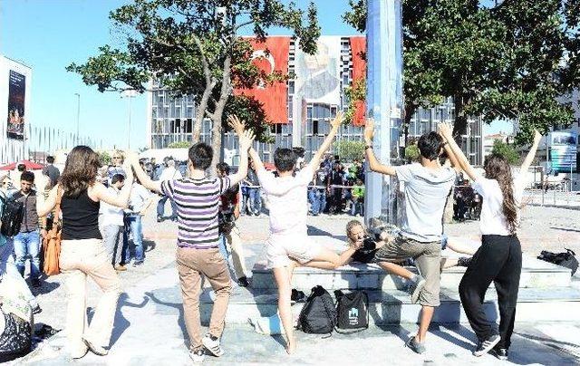 Duran adamlara karşı duran adamlar eylemi 2