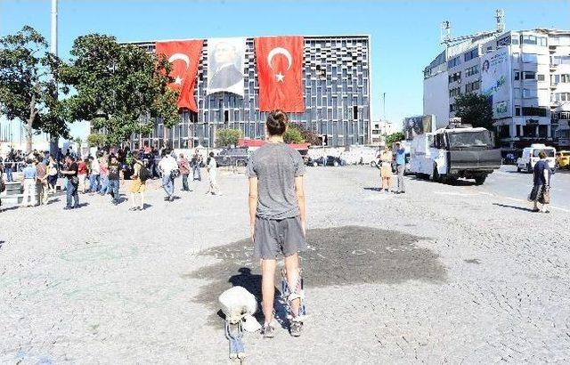 Duran adamlara karşı duran adamlar eylemi 3