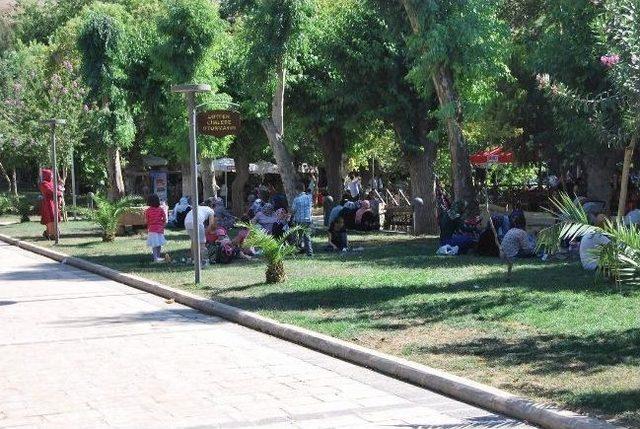 Yerli Ve Yabancı Turistlerin Değişmez Mekanı Balıklı Göl 2