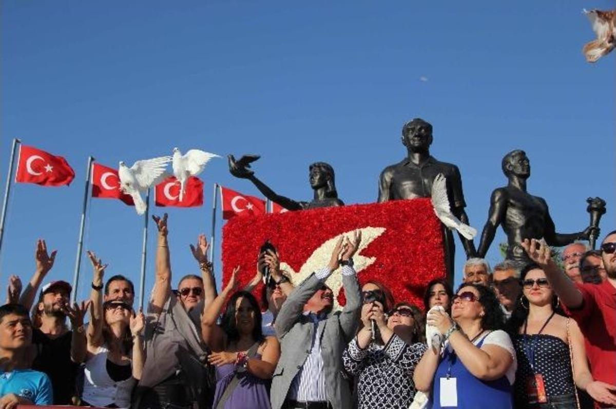Altın G&uuml;vercin Yeniden Kuşadası Semalarında