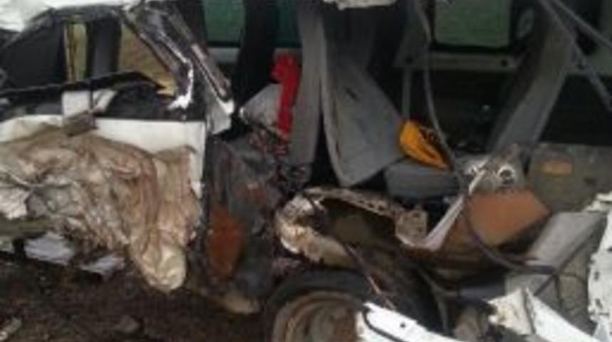 Y&uuml;ksekova'da TIR Ile Minib&uuml;s &Ccedil;arpıştı: 3 &Ouml;l&uuml;, 11 Yaralı