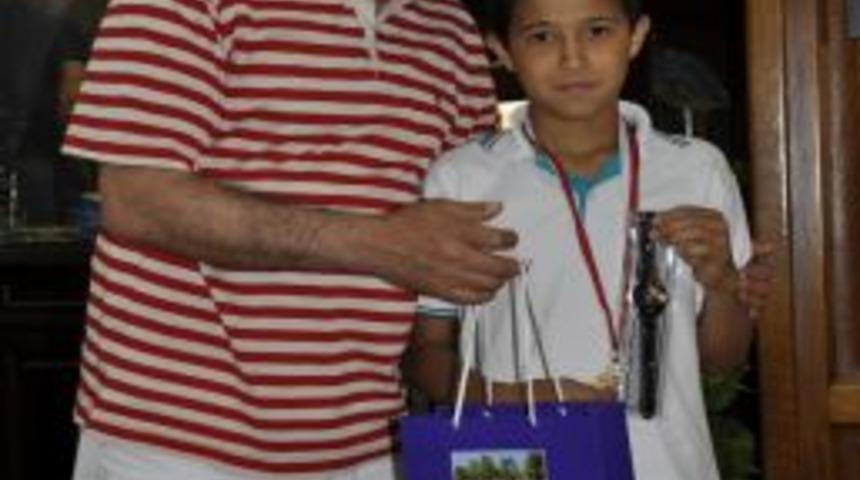 Başkan S&ouml;zen, T&uuml;rkiye Birincisi &Ouml;ğrenciyi &Ouml;d&uuml;llendirdi