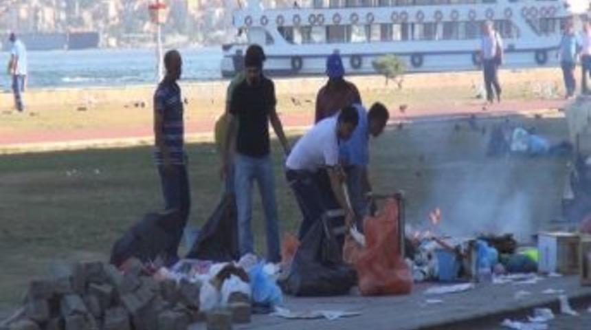 İzmir'de Toplanan &Ccedil;adırların Ardından Temizlik Başladı